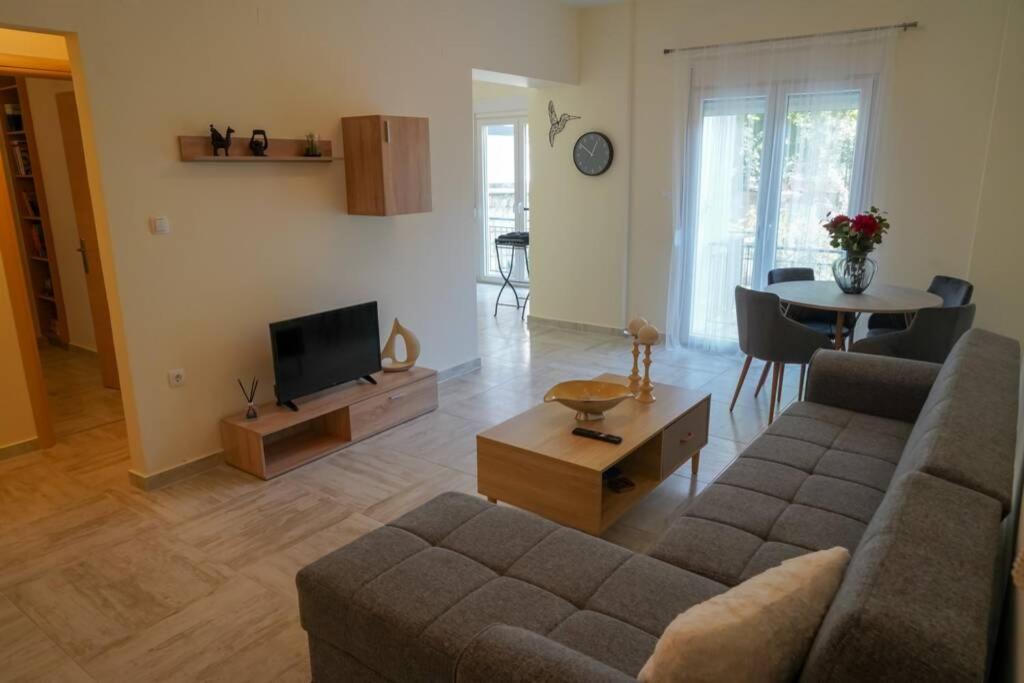 Modern Apartment In The City Center Ioannina Bagian luar foto