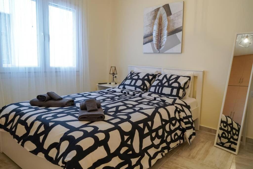 Modern Apartment In The City Center Ioannina Bagian luar foto