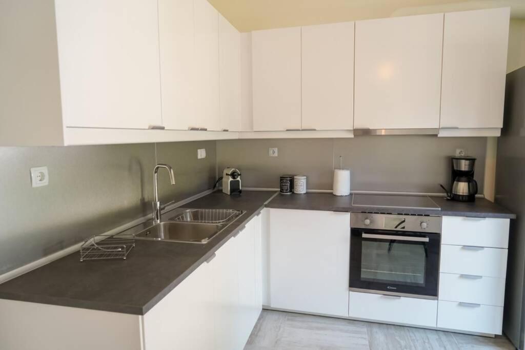 Modern Apartment In The City Center Ioannina Bagian luar foto