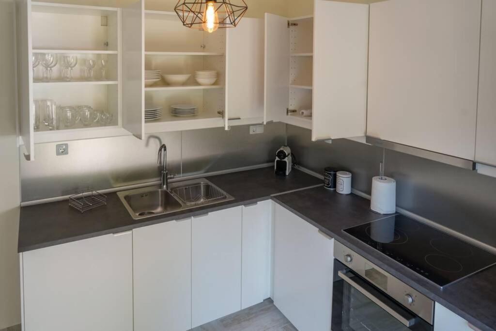 Modern Apartment In The City Center Ioannina Bagian luar foto